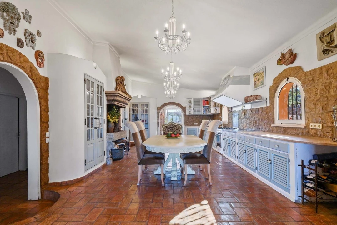 Moradia T4 para Venda em Santa Barbara de Nexe Foto 8