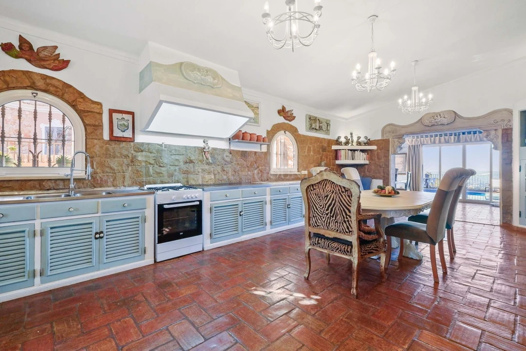 Moradia T4 para Venda em Santa Barbara de Nexe Foto 9