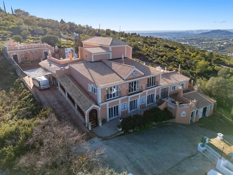 Moradia T4 para Venda em Santa Barbara de Nexe Foto 2