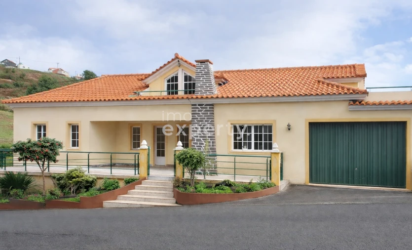 Moradia T3 para Venda em Canhas Foto 1