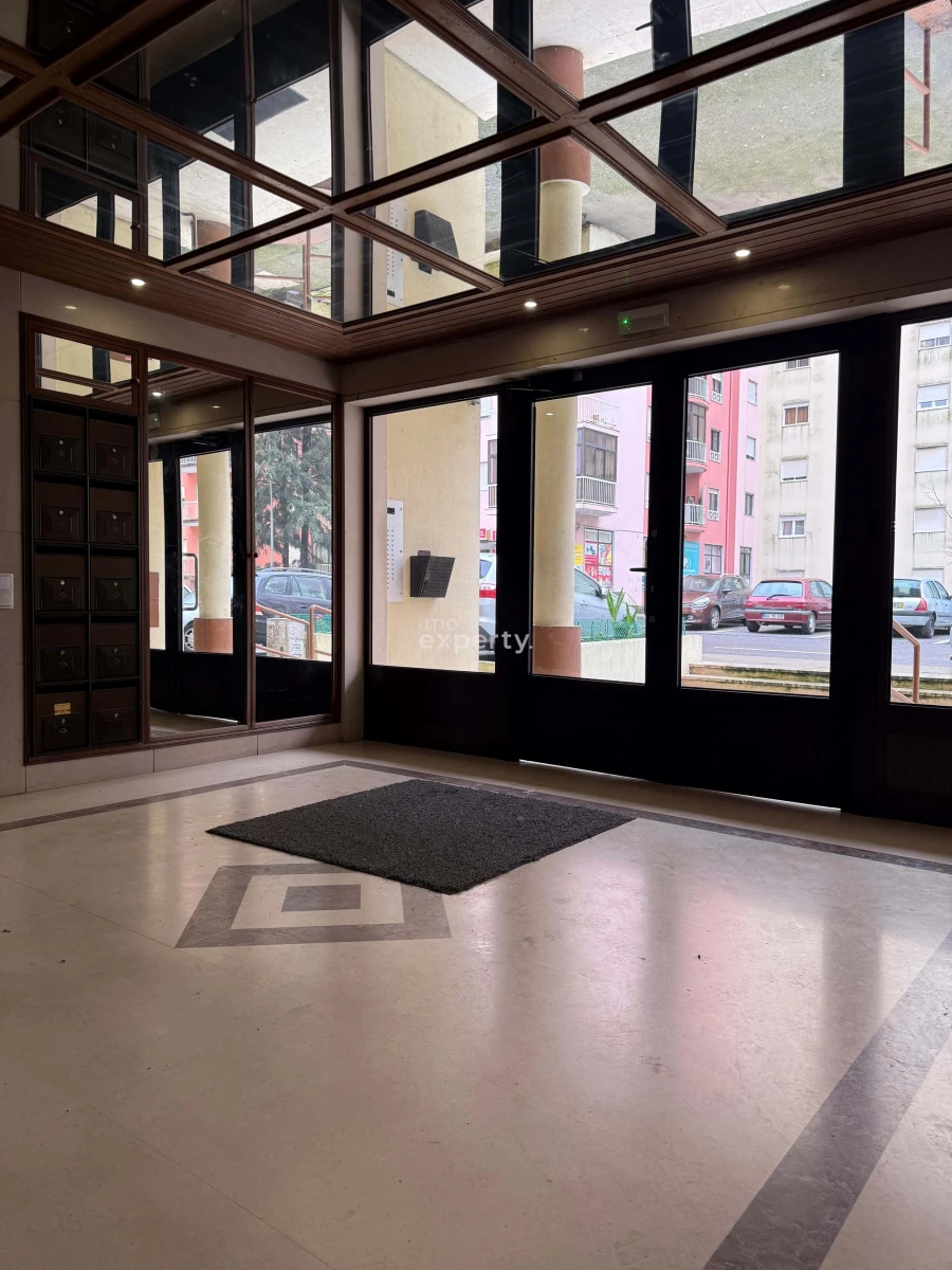 Apartamento T2 para Venda em Algueirão-Mem Martins Foto 3