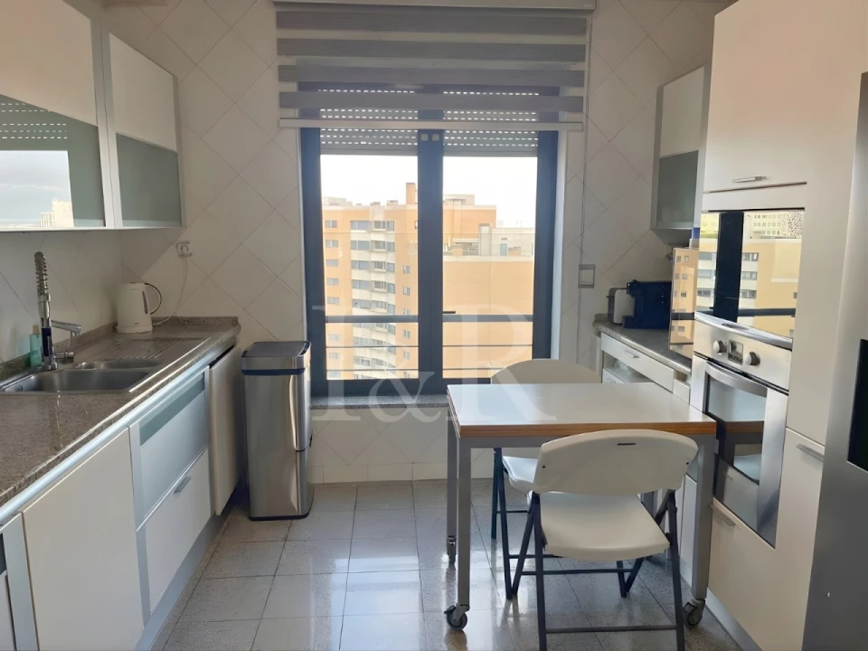 Apartamento T5 para Venda em Campolide Foto 13