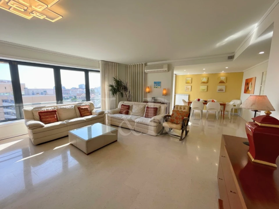 Apartamento T5 para Venda em Campolide Foto 4