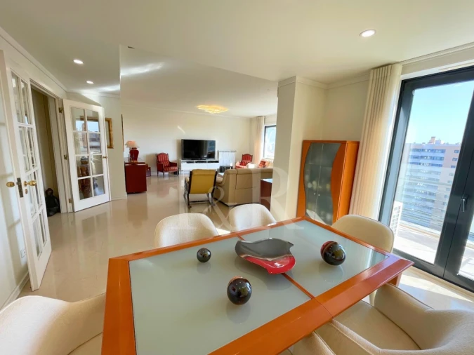 Apartamento T5 para Venda em Campolide Foto 10