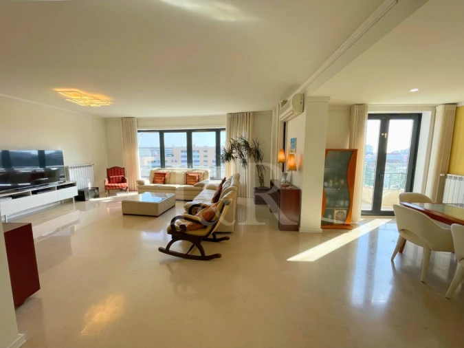 Apartamento T5 para Venda em Campolide Foto 7