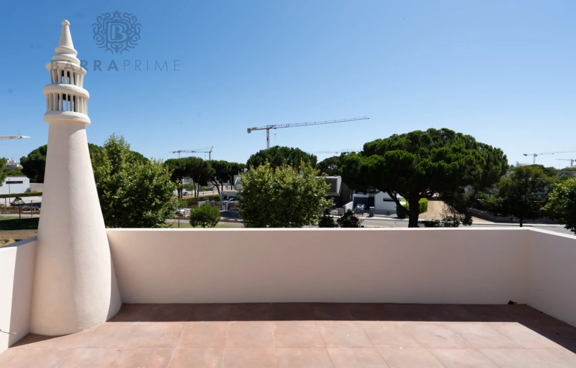 Moradia T4 para Venda em Quarteira Foto 13