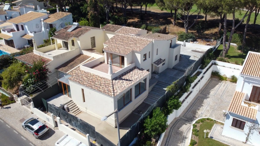 Moradia T4 para Venda em Quarteira Foto 7