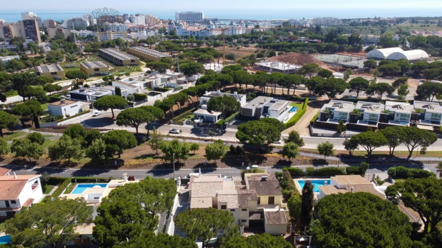 Moradia T4 para Venda em Quarteira Foto 11