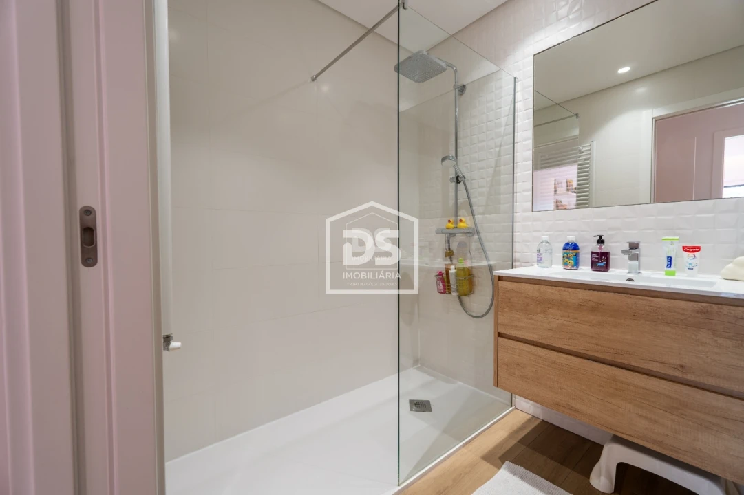 Apartamento T3 para Venda em Parceiros e Azoia Foto 26