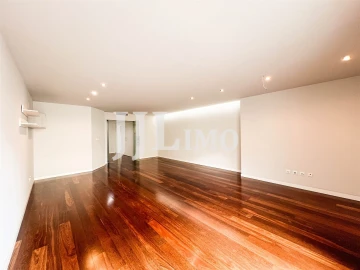 Apartamento T3 para Venda em Carcavelos e Parede