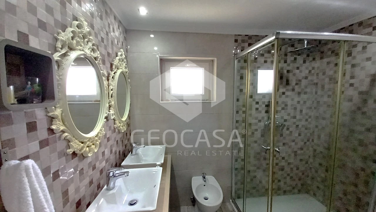 Moradia T5 para Venda em Porto Salvo Foto 18