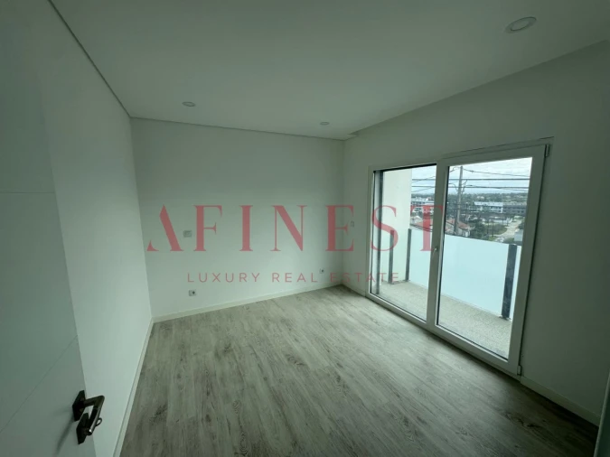 Moradia T4 para Venda em Corroios Foto 6