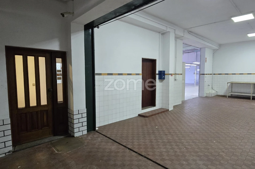 Terreno Comércio / Armazém para Arrendamento em São João da Madeira Foto 2