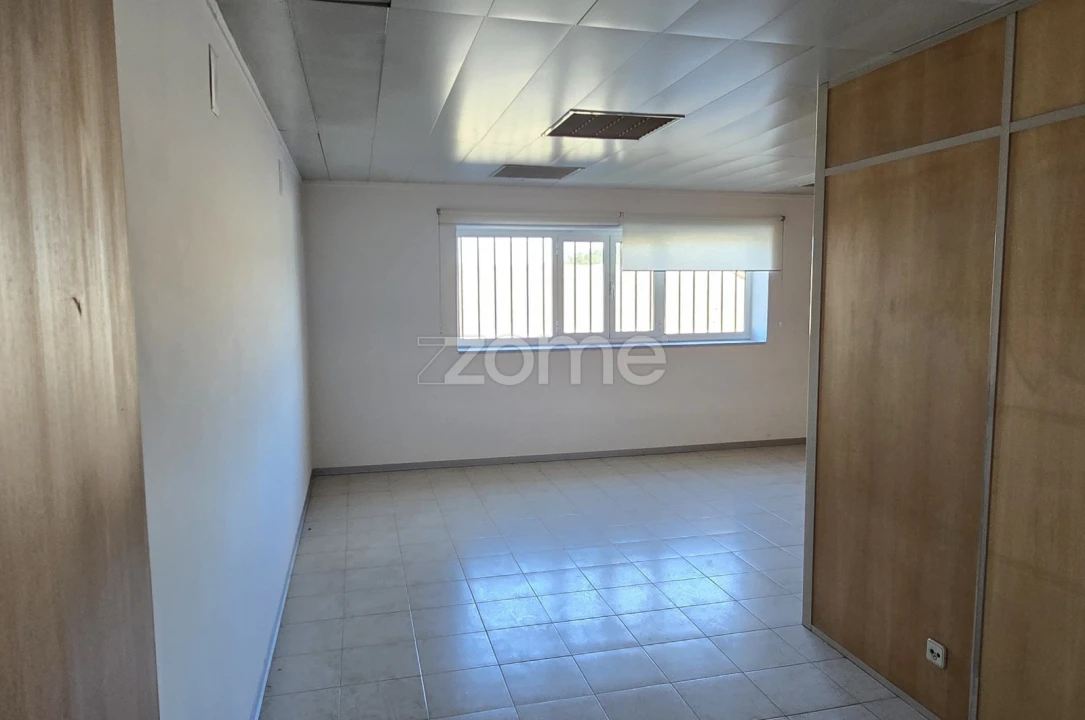 Terreno Comércio / Armazém para Arrendamento em São João da Madeira Foto 16