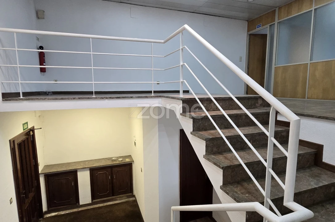 Terreno Comércio / Armazém para Arrendamento em São João da Madeira Foto 7