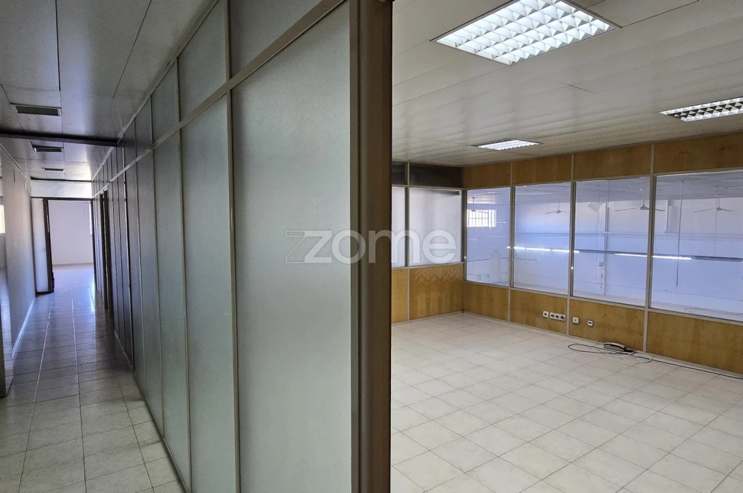 Terreno Comércio / Armazém para Arrendamento em São João da Madeira Foto 9