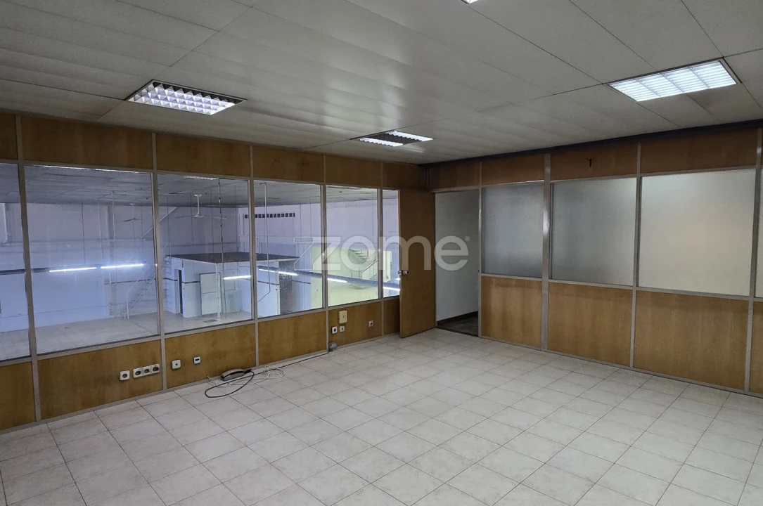 Terreno Comércio / Armazém para Arrendamento em São João da Madeira Foto 10