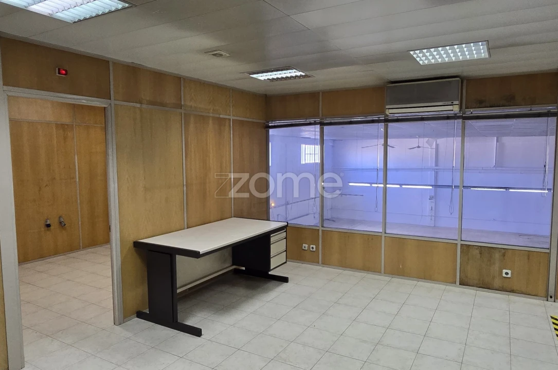 Terreno Comércio / Armazém para Arrendamento em São João da Madeira Foto 13