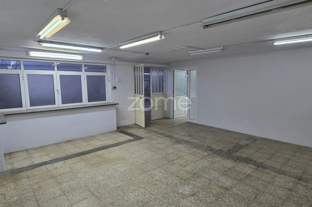 Terreno Comércio / Armazém para Arrendamento em São João da Madeira Foto 28