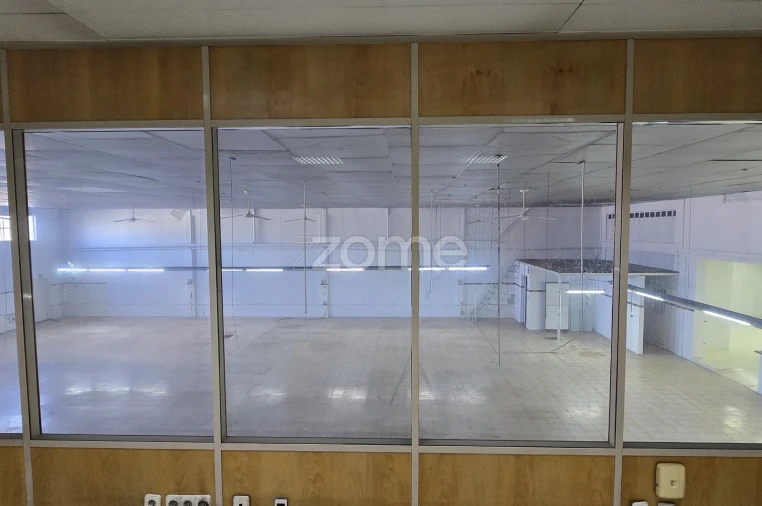 Terreno Comércio / Armazém para Arrendamento em São João da Madeira Foto 11