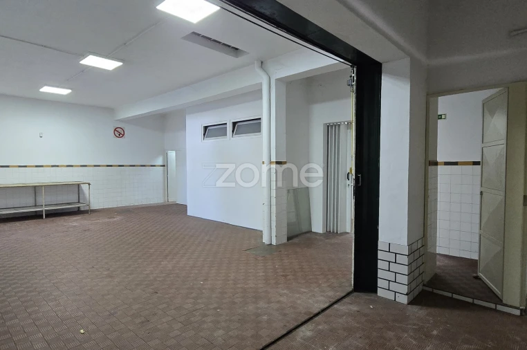 Terreno Comércio / Armazém para Arrendamento em São João da Madeira Foto 3