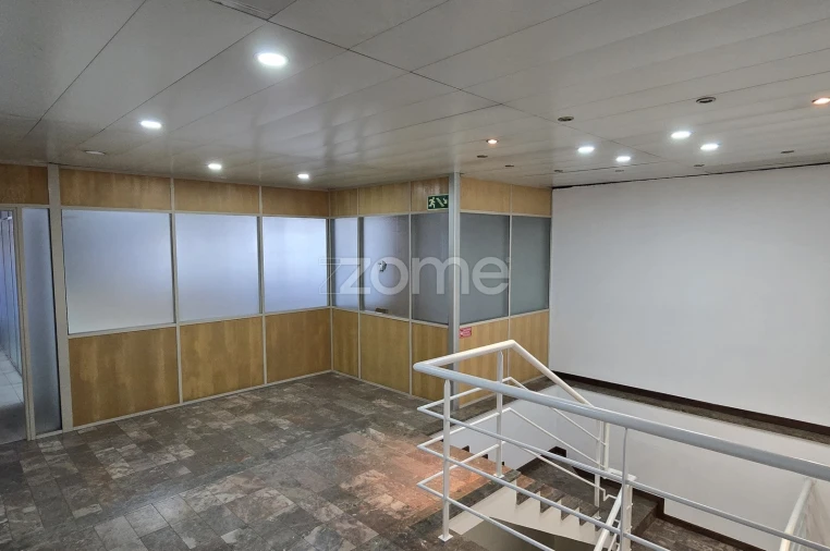 Terreno Comércio / Armazém para Arrendamento em São João da Madeira Foto 8