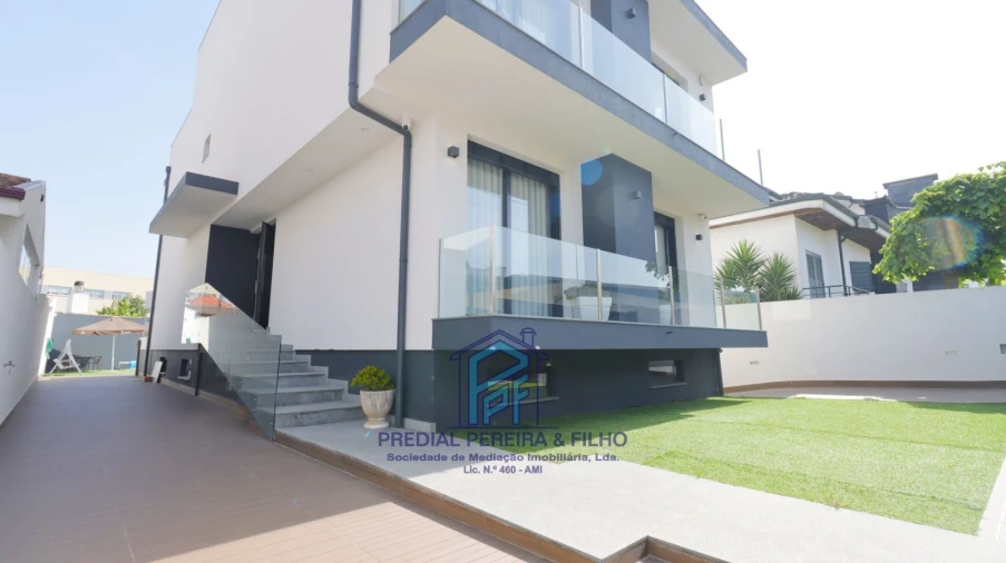 Moradia T5 para Venda em Rio Tinto Foto 1