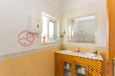 Moradia T5 para Venda em Fernao Ferro