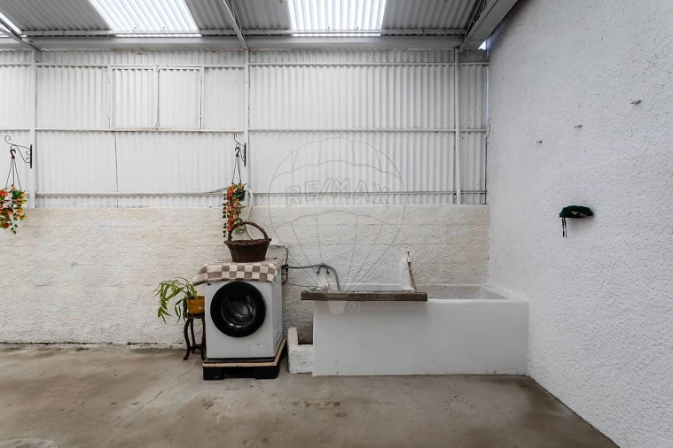 Moradia T2 para Venda em Ouca Foto 9