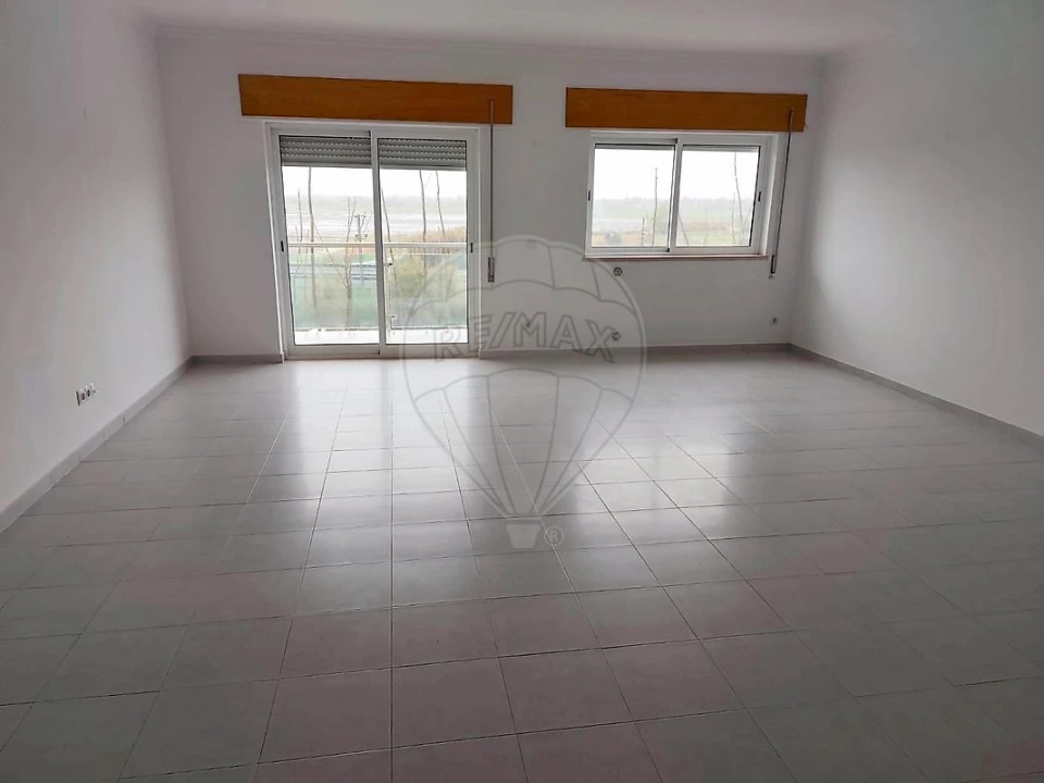 Apartamento T2 para Venda em Azambuja Foto 2