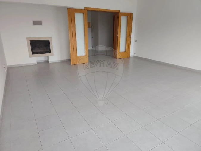 Apartamento T2 para Venda em Azambuja Foto 3