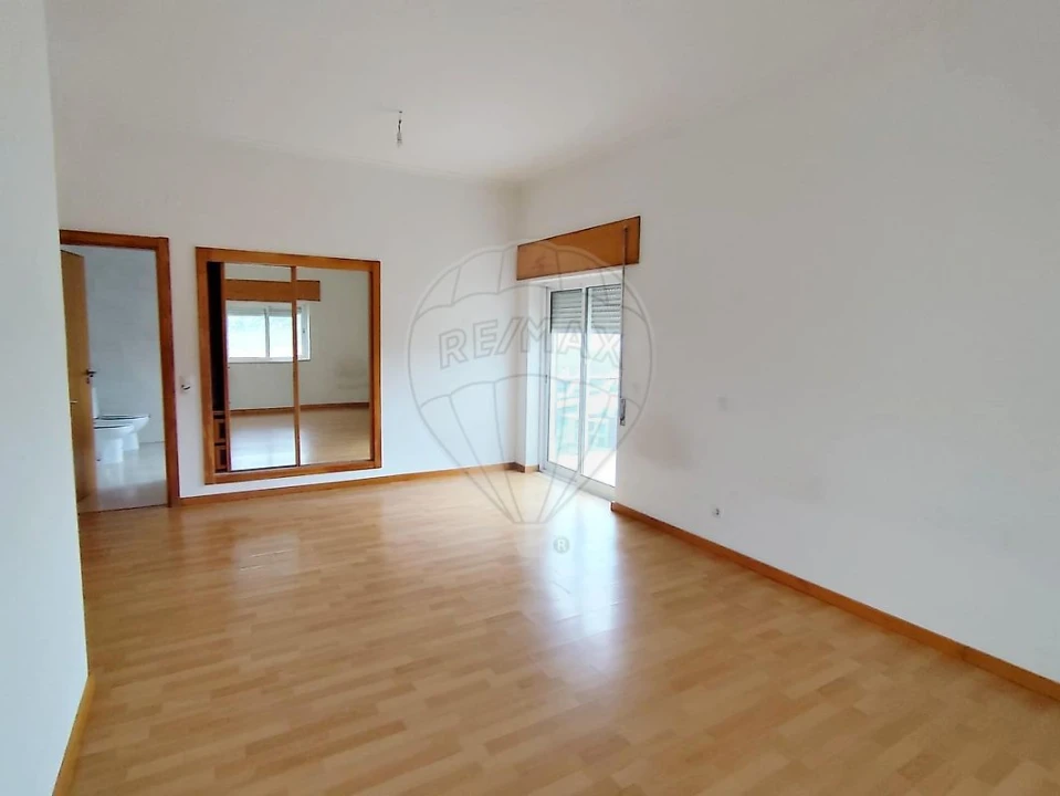 Apartamento T4 para Venda em Azambuja Foto 16