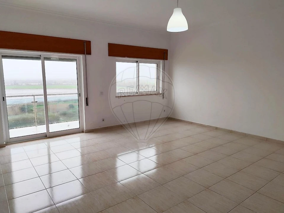 Apartamento T2 para Venda em Azambuja Foto 2
