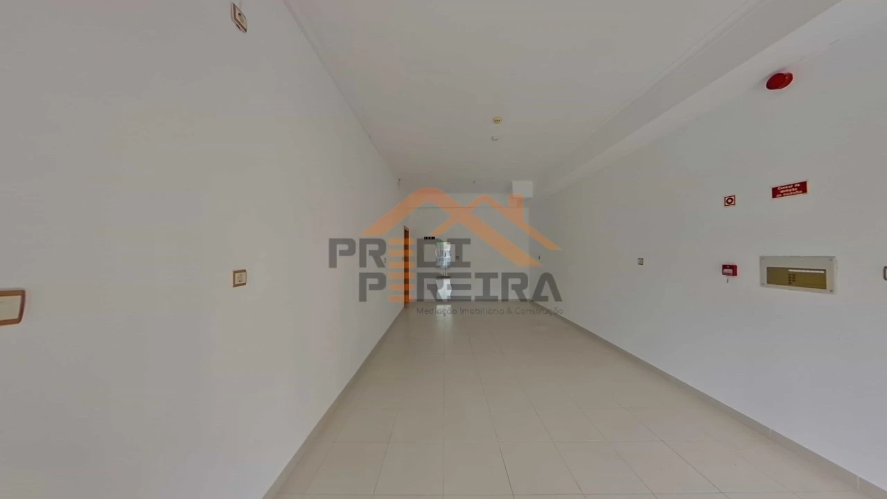 Loja para Arrendamento em Ramada e Caneças Foto 6