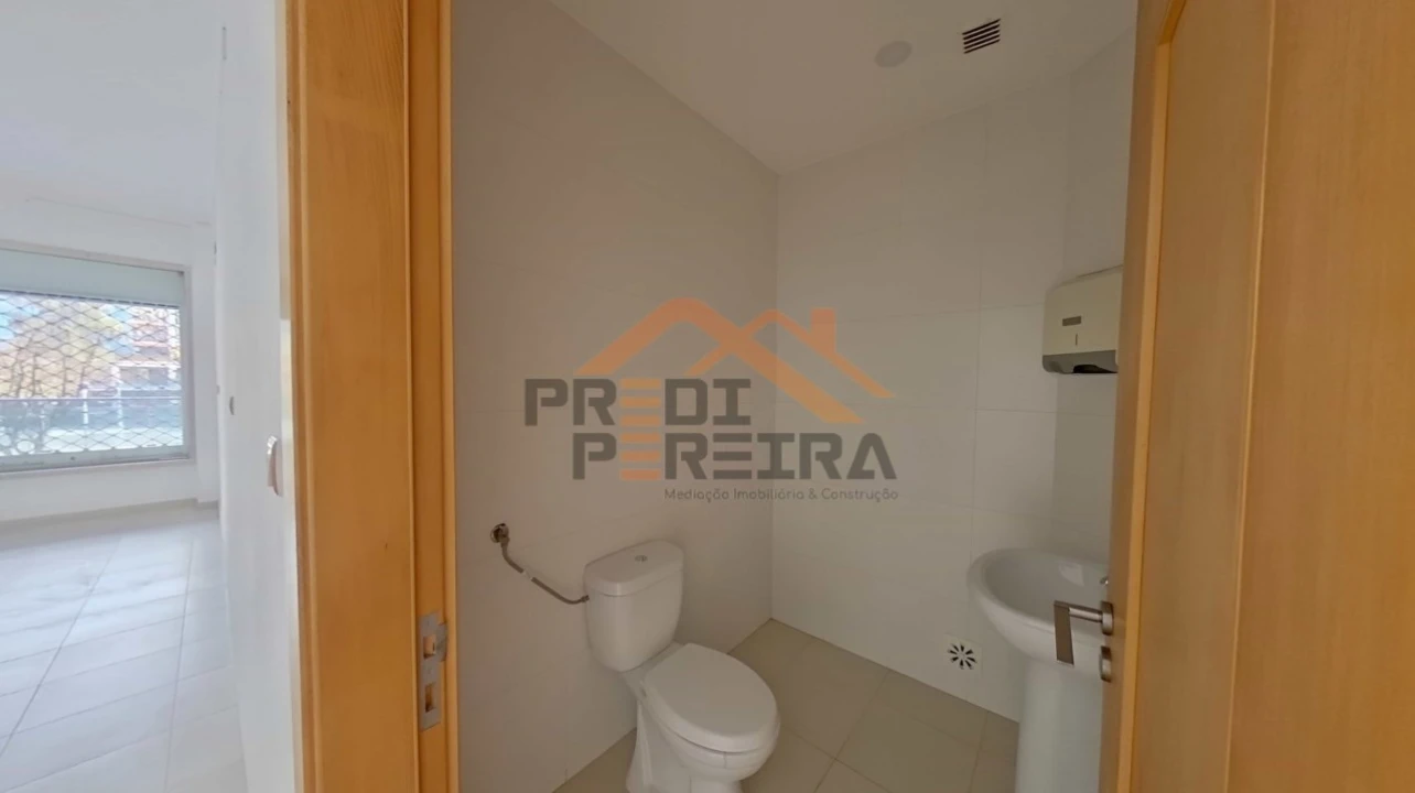 Loja para Arrendamento em Ramada e Caneças Foto 10