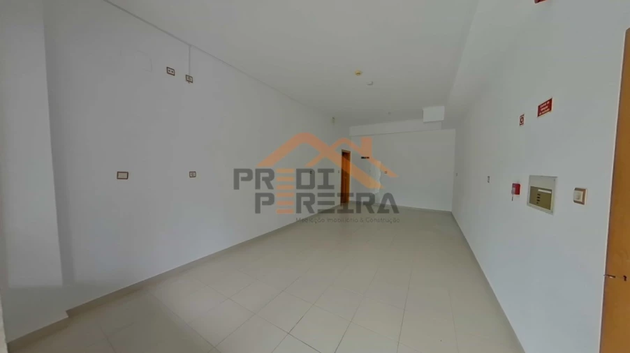 Loja para Arrendamento em Ramada e Caneças Foto 7