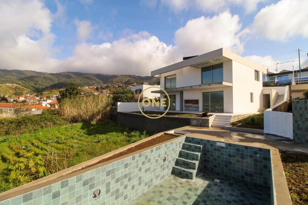 Moradia T2 para Venda em Arco da Calheta Foto 1