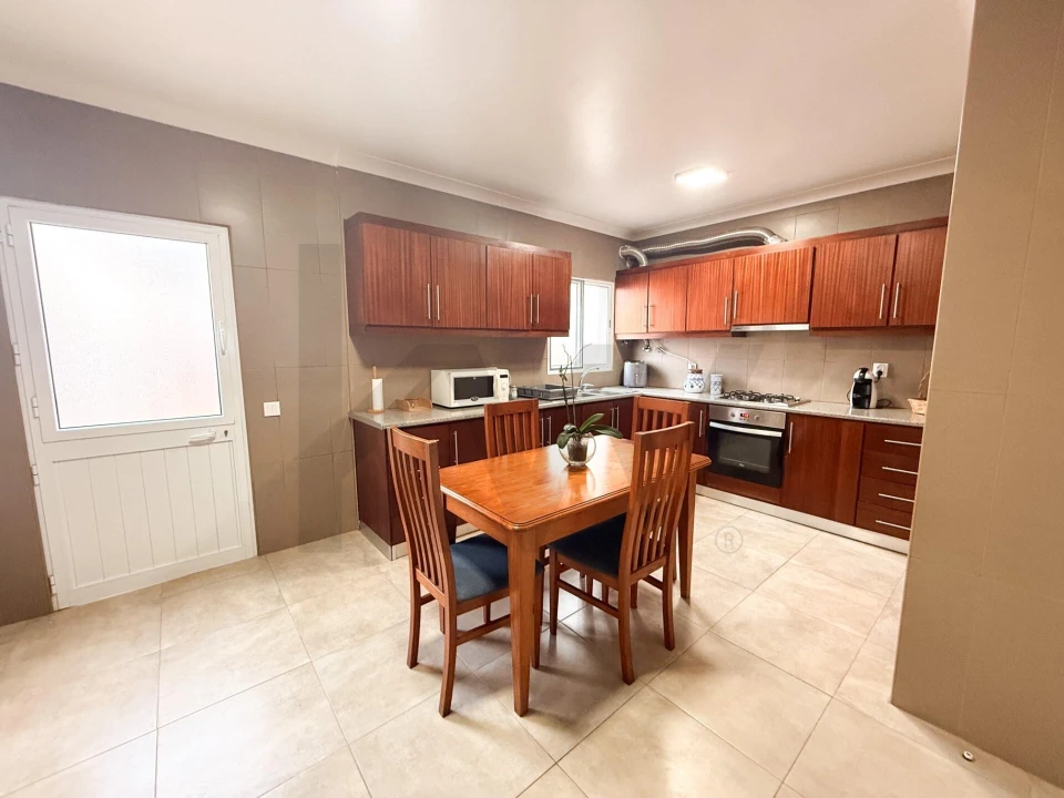 Moradia T4 para Venda em Ponta Delgada (São José) Foto 9