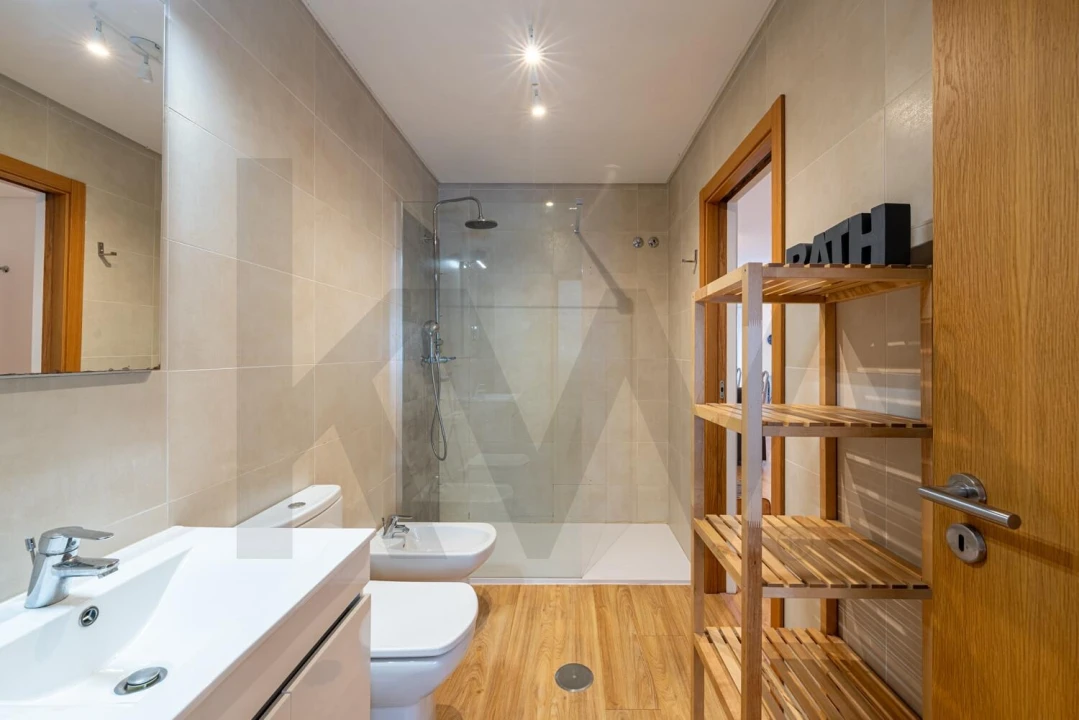 Apartamento T2 para Arrendamento em Santo António Foto 12