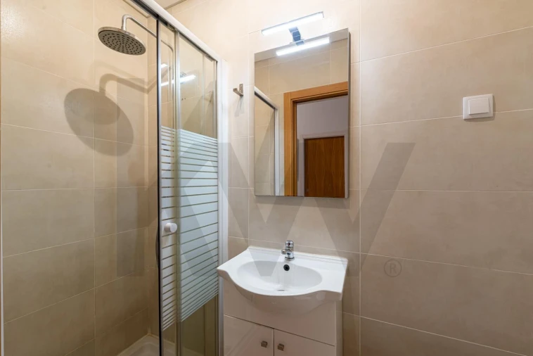 Apartamento T2 para Arrendamento em Santo António Foto 17