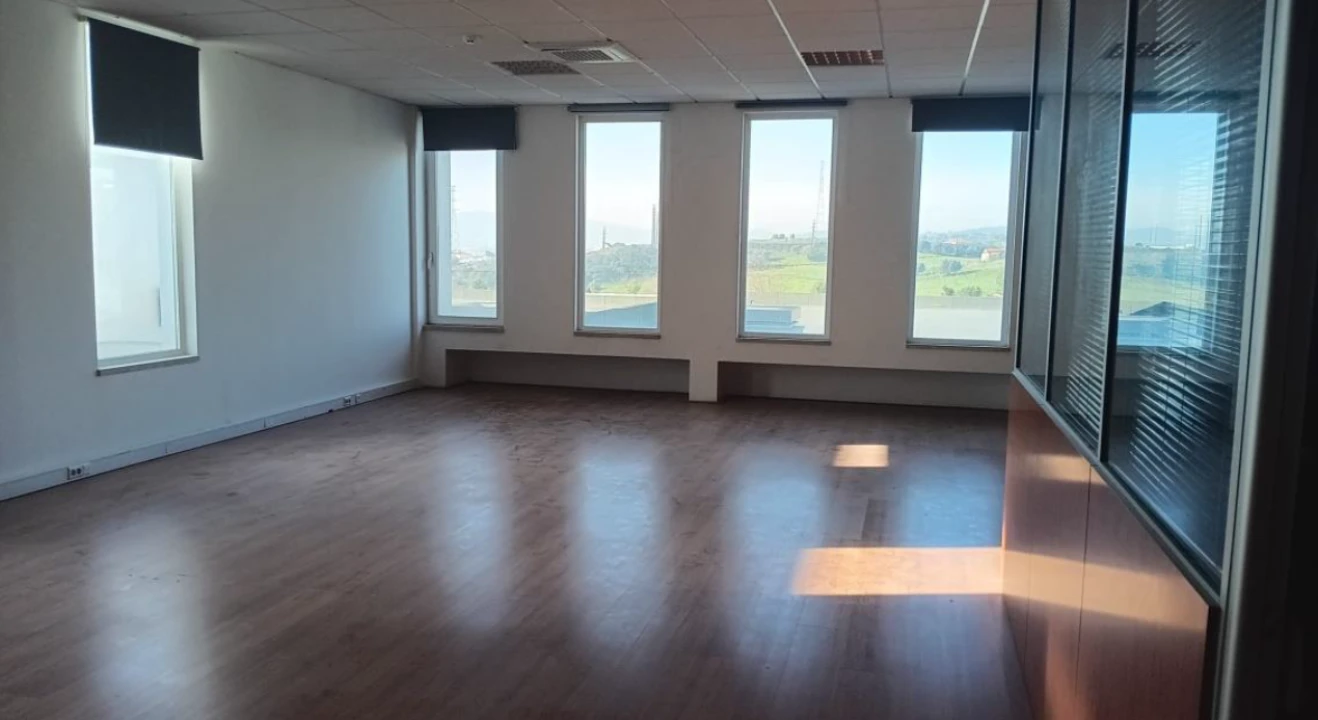 Armazém para Arrendamento em Santo Antão e São Julião do Tojal Foto 8