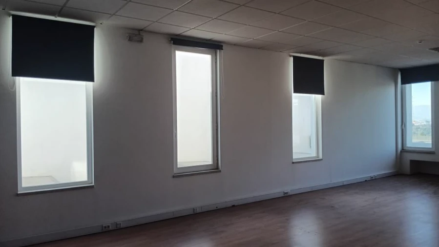 Armazém para Arrendamento em Santo Antão e São Julião do Tojal Foto 9