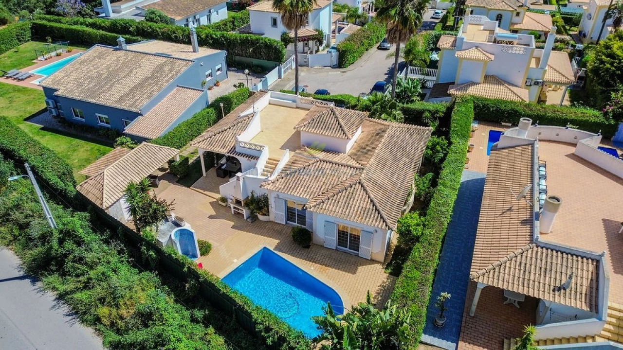 Moradia T3 para Venda em Albufeira e Olhos de Água Foto 1