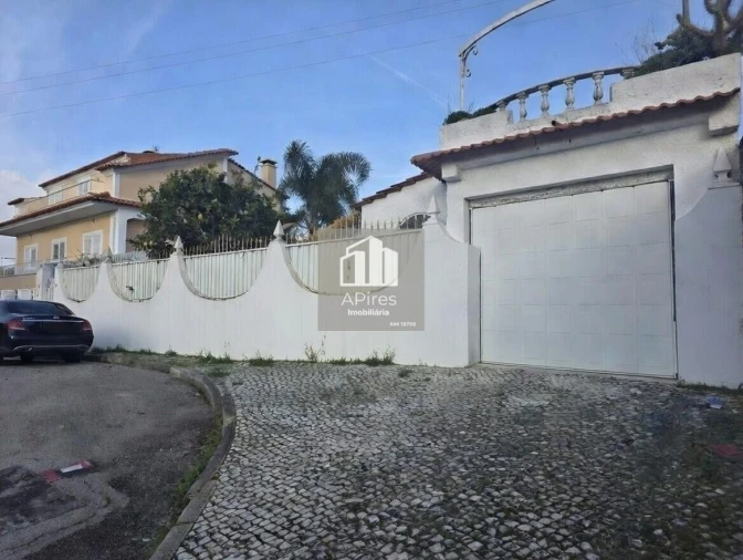 Moradia T4 para Venda em Charneca de Caparica e Sobreda Foto 2