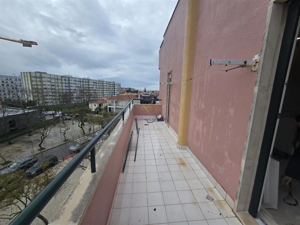 Apartamento T2 para Venda em Carcavelos e Parede Foto 12