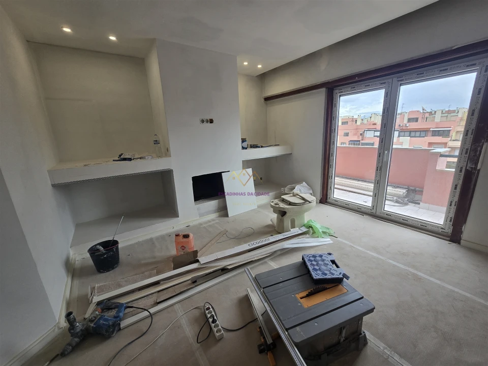 Apartamento T2 para Venda em Carcavelos e Parede Foto 8