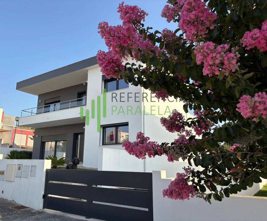 Moradia T4 para Venda em Vermelha Foto 1