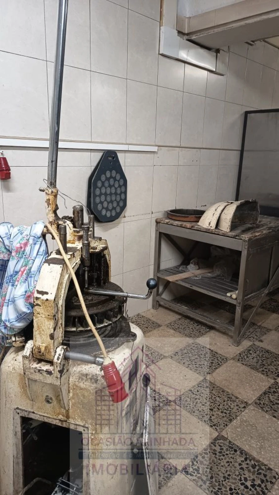 Loja para Trespasse em Seia, São Romão e Lapa dos Dinheiros Foto 2