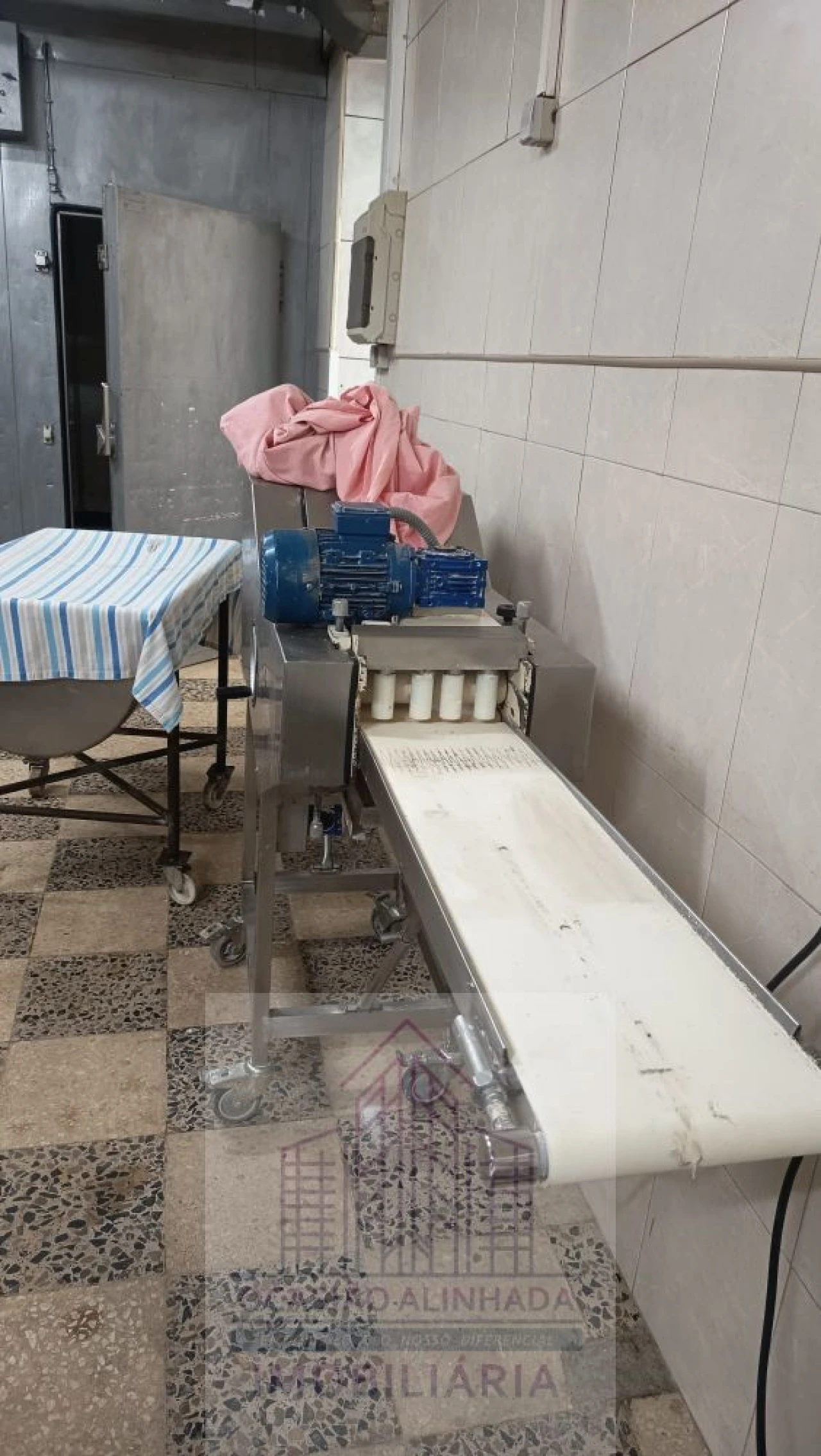 Loja para Trespasse em Seia, São Romão e Lapa dos Dinheiros Foto 19