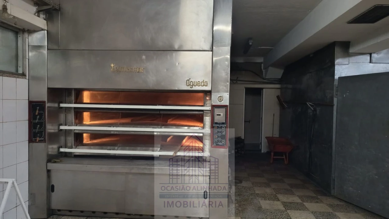 Loja para Trespasse em Seia, São Romão e Lapa dos Dinheiros Foto 1